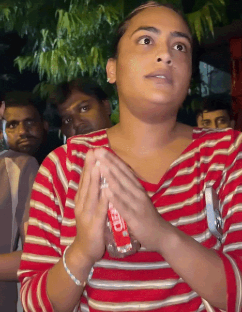 निहंगों से मुलाकात के दौरान युवती पुलिस लाठीचार्ज की वजह से काफी घबराई हुई नजर आई।