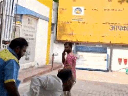 पेट्रोल पंप पर मारपीट होते हुए - Dainik Bhaskar