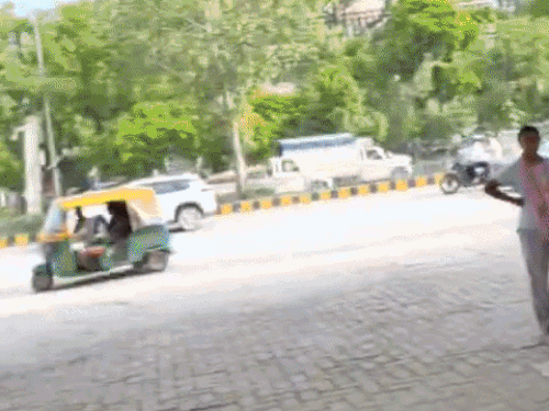 पंप मैनेजर पर डंडे से हमला करते हुए युवक।