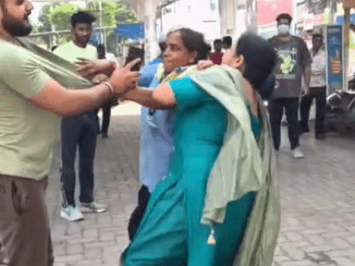 इस दौरान महिला कर्मचारी और युवक की मां के बीच थप्पड़ चले।
