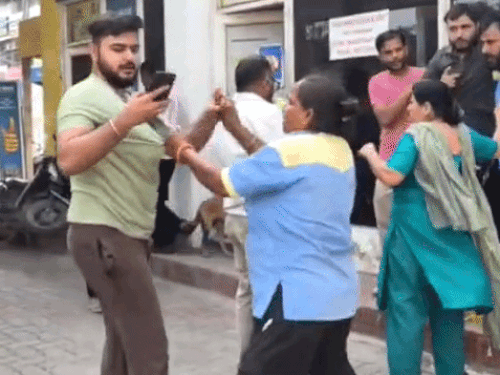 युवक को थप्पड़ मारते हुए महिला कर्मचारी।