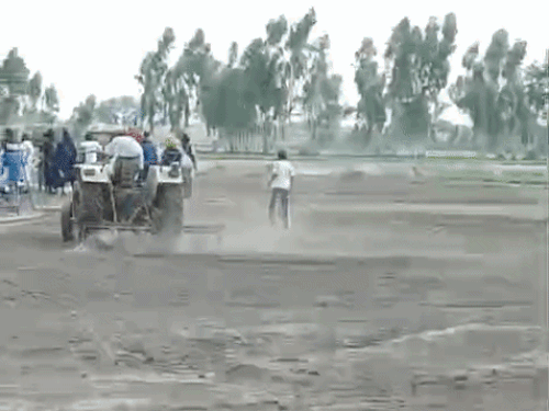 ट्रैक्टर के नीचे आने के बाद महिला-देवर की मौत। मौके पर लोगों की भीड़ इकट्ठा हो गई।