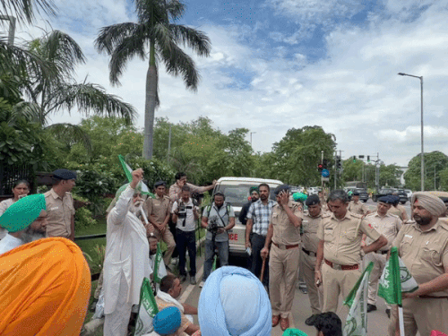 नारेबाजी करते हुए किसान।