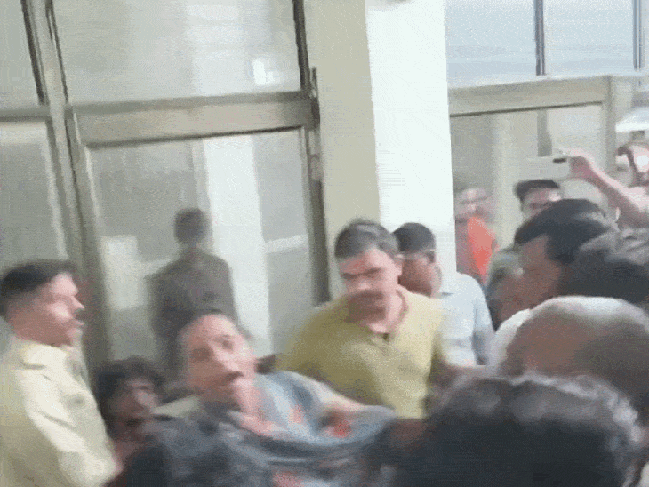 गुस्साई भीड़ ने सुखेंद्र को पीटने की कोशिश की.