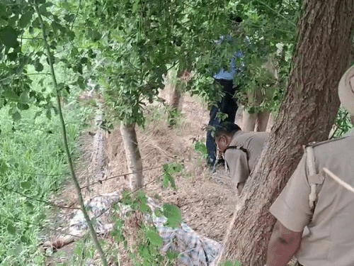 महकदीप की लाश का जायजा लेते हुए पुलिस अधिकारी।