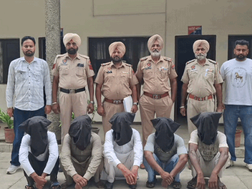 महकदीप की हत्या के आरोपियों के साथ पुलिस अधिकारी।