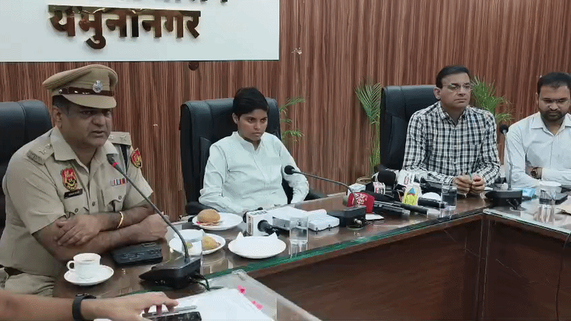 'रन अगेंस्ट ड्रग्स' मैराथन की तैयारियों और सुरक्षा व्यवस्था की जानकारी देते हुए डीसी प्रीति और एसपी कमलदीप गोयल।