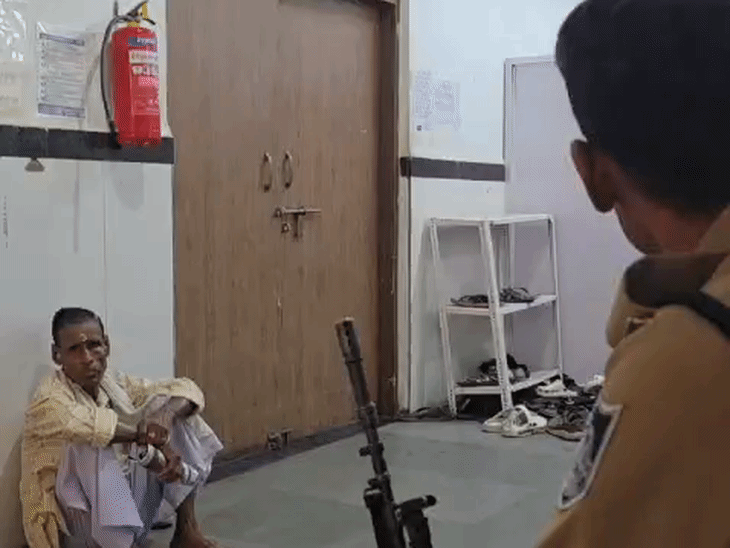 जिला अस्पताल के आईसीयू के बाहर पुलिस तैनात है.