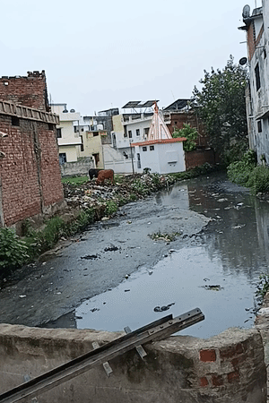 शंकरपुरवा में सफाई न होने से नाला लबालब भरा है।