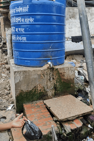 नगर निगम की ओर से रखी गई पानी की टंकी बदहाल हो गई है।