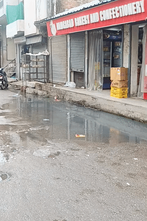 नालियों से सीवर लाइन जोड़ दी गई है। नालियां उफना रही हैं। सड़कों पर गंदा पानी भरा है।