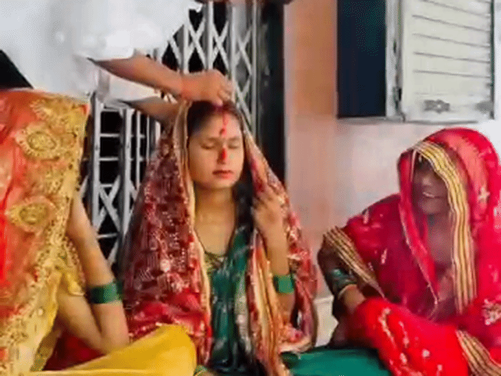 कैमरामैन ने बारी-बारी से दुल्हनों की मांग भरी।