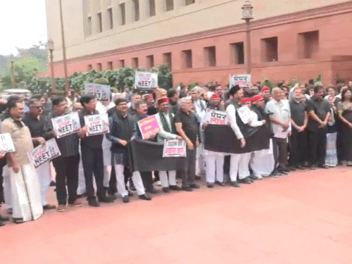 कांग्रेस और सपा समेत कई विपक्षी सांसद बुधवार को काले कपड़े पहनकर संसद पहुंचे। संसद के बाहर नारेबाजी की।