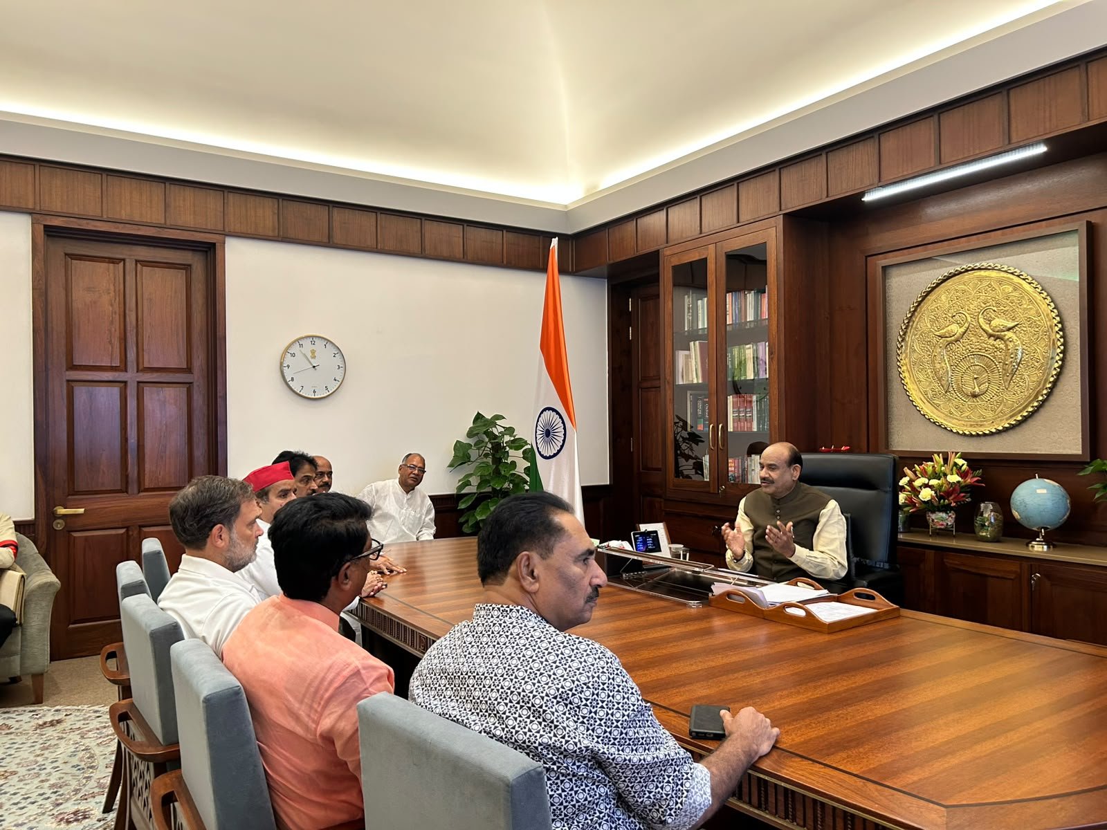 राहुल गांधी ने मंगलवार को विपक्षी सांसदों के साथ स्पीकर ओम बिरला से मुलाकात की।