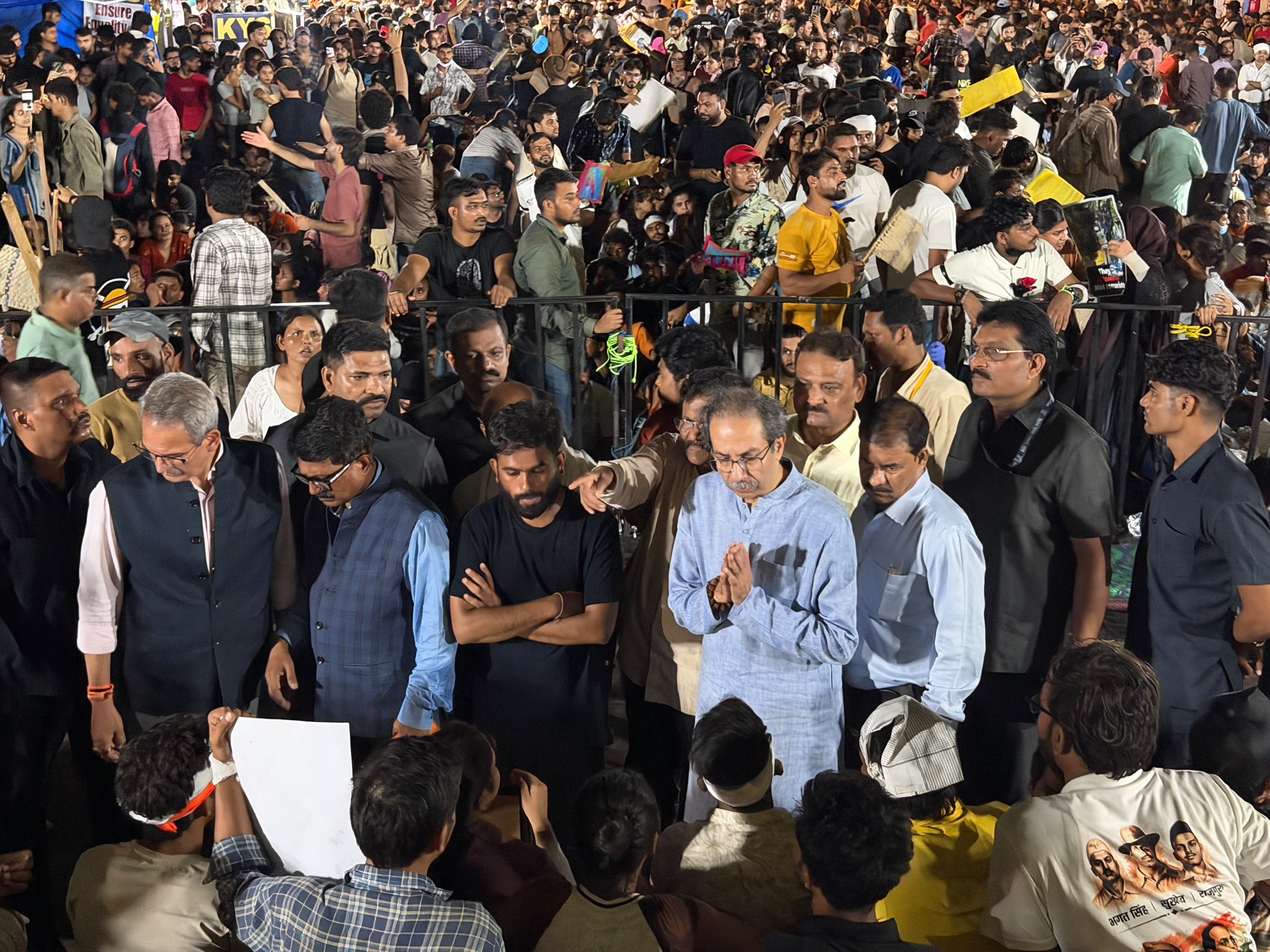 शिवसेना यूबीटी चीफ उद्धव ठाकरे भी जंतर-मंतर पर कॉकरोच पार्टी के प्रदर्शन में शामिल हुए।