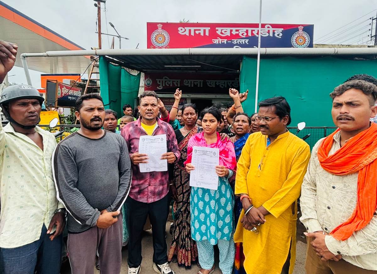 न्याय के लिए परिजनों ने थाने में प्रदर्शन किया था।