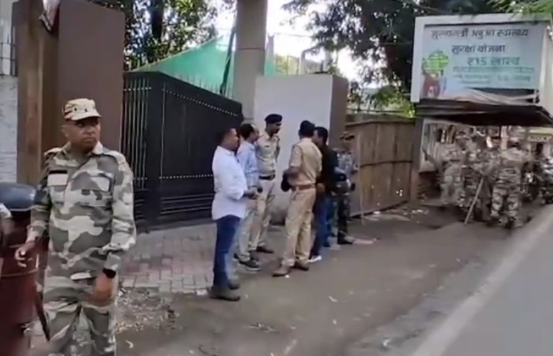 छापेमारी के दौरान पूरे जेपीएससी कार्यालय की पुलिस ने घेराबंदी कर रखी थी। किसी को बाहर जाने नहीं दिया गया।