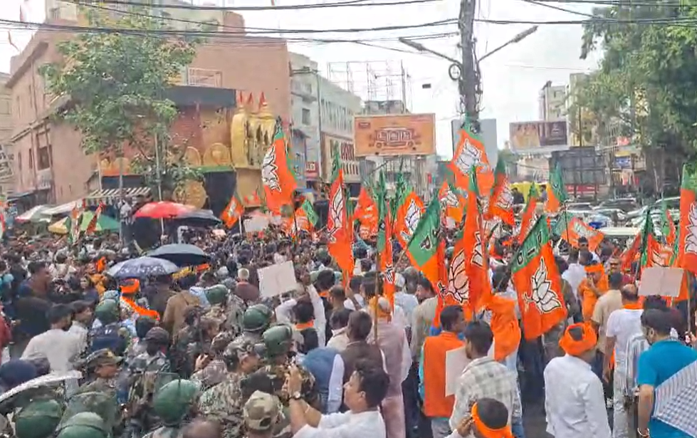 भारतीय जनता युवा मोर्चा के कार्यकर्ता मेन रोड स्थित कांग्रेस के दफ्तर का भी घेराव करने पहुंचे।