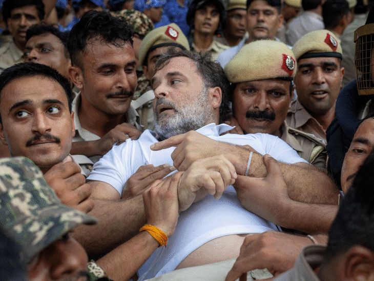 राहुल गांधी ने मंगलवार को पीएम हाउस के बाहर धरना दिया। उन्हें हिरासत में लिया गया। रात को उन्हें छोड़ दिया गया। - Dainik Bhaskar