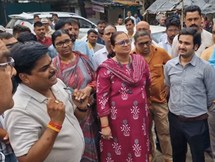 आरटीओ कार्यालय में रीवा कलेक्टर नरेंद्र सूर्यवंशी (सफेद शर्ट में)।