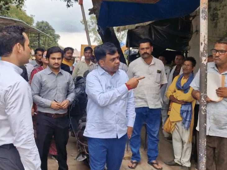 आरटीओ कार्यालय में महिलाओं के साथ अशोभनीय आचरण की शिकायतें मिलने पर कलेक्टर निरीक्षण करने पहुंचे थे।