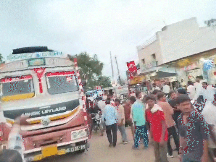 सुखेंद्र ने साप्ताहिक बाजार में गाड़ी दौड़ा दी।