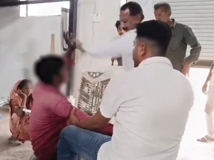 कांग्रेस नेता द्वारा एक युवक से मारपीट का वीडियो सामने आया है.