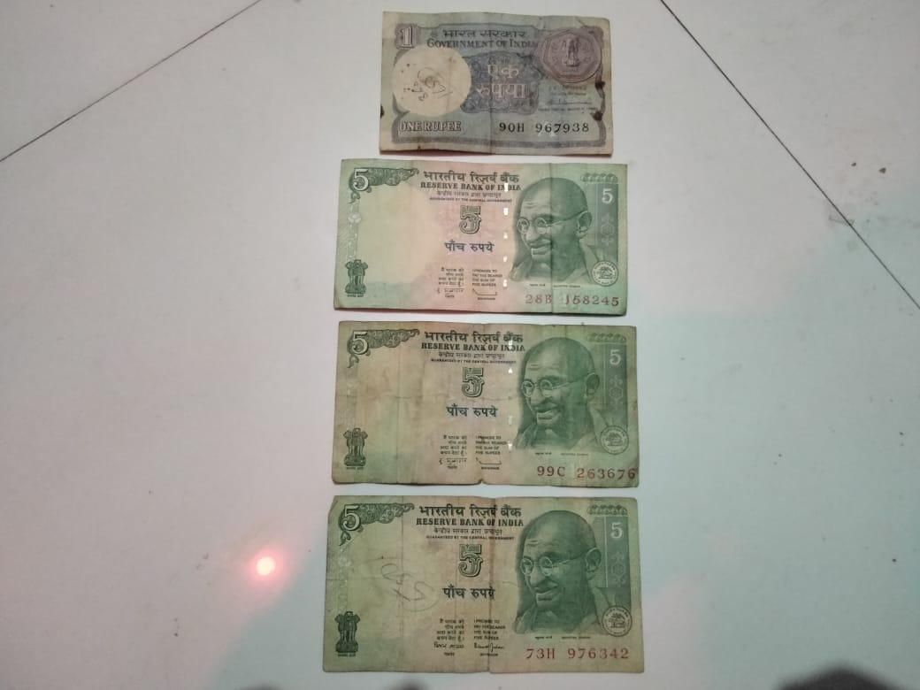 जालसाज ने उन्हें इन ₹1 और ₹5 के नोटों के बदले 62 लाख रुपये का लालच दिया