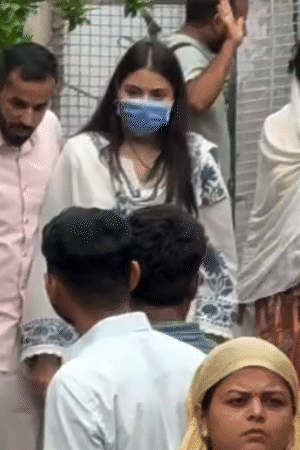 विराट और अनुष्का ने माथे पर चंदन का टीका लगा रखा था।