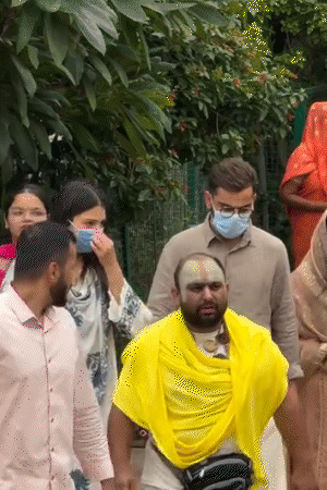 विराट और अनुष्का ने चेहरे पर मास्क लगा रखा था। उन्होंने भक्तों का हाथ जोड़कर अभिवादन किया।