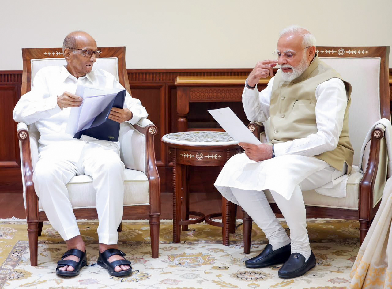 पवार ने मोदी को एक पत्र भी सौंपा।