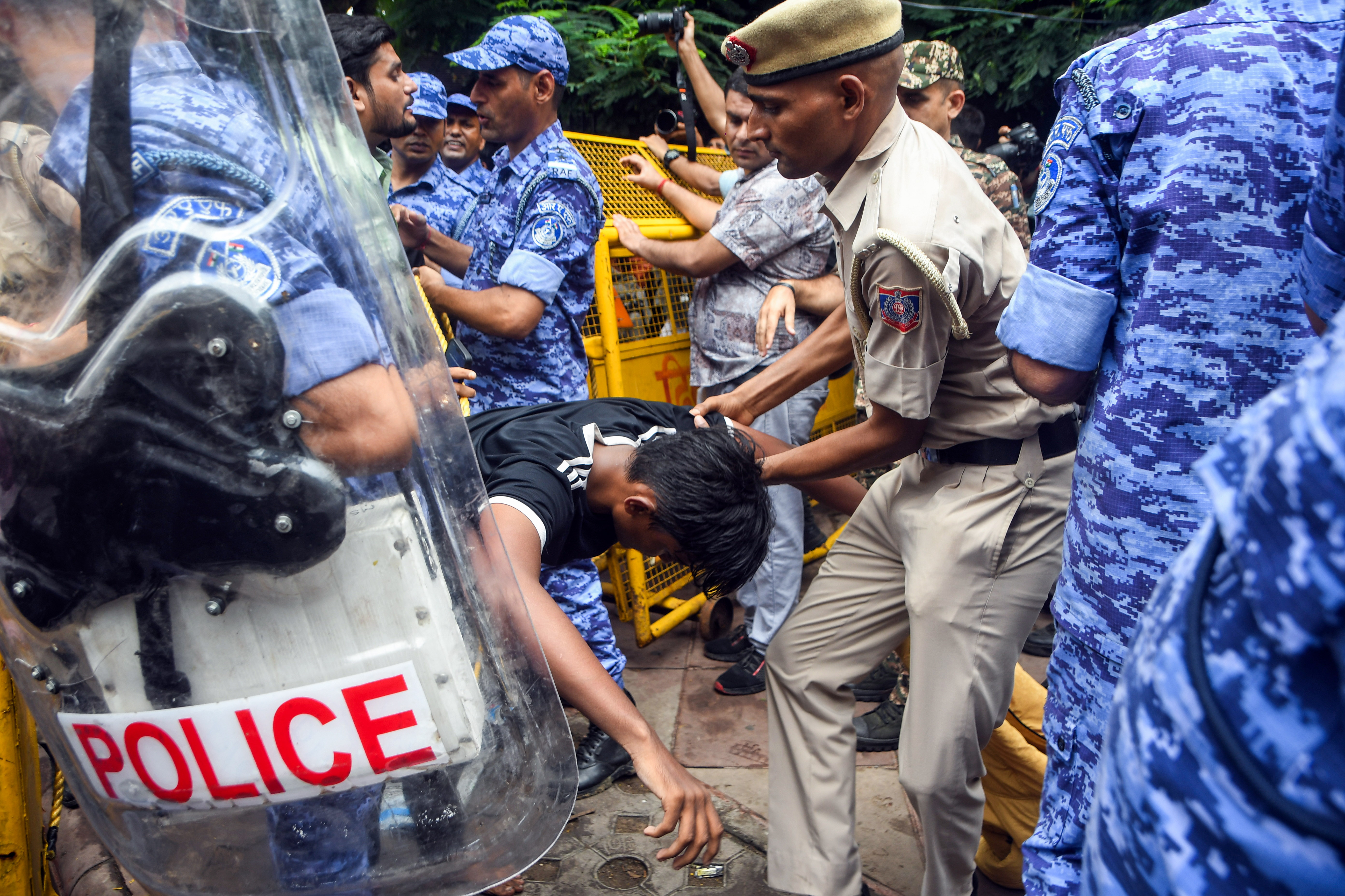 पुलिस ने आंदोलनकारियों को संसद से दूर रखने के लिए पीछे ढकेलने की कोशिश की।