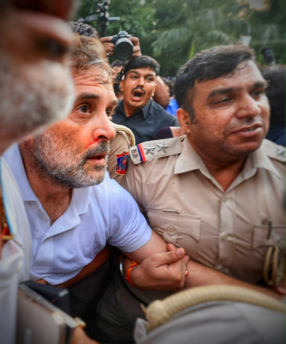 सुरक्षाबलों की खींचतान में राहुल गांधी की नाक से खून निकलने लगा।