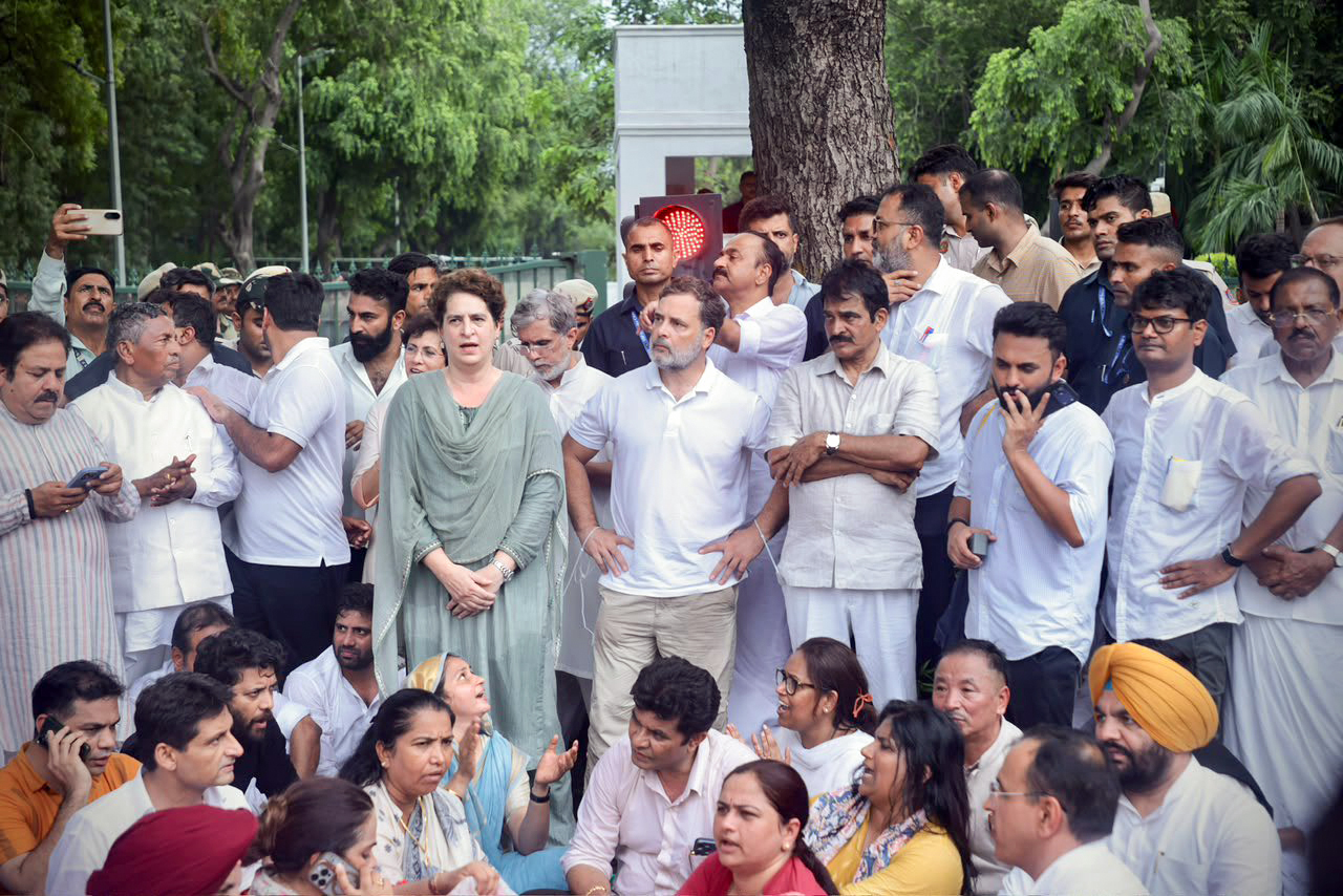 कांग्रेस ने मंगलवार को दोपहर 3:30 बजे पीएम मोदी के आधिकारिक आवास 7-लोक कल्याण मार्ग के पास धरना दिया। इसमें राहुल, प्रियंका गांधी, मल्लिकार्जुन खड़गे, अखिलेश यादव समेत कई नेता शामिल हुए।