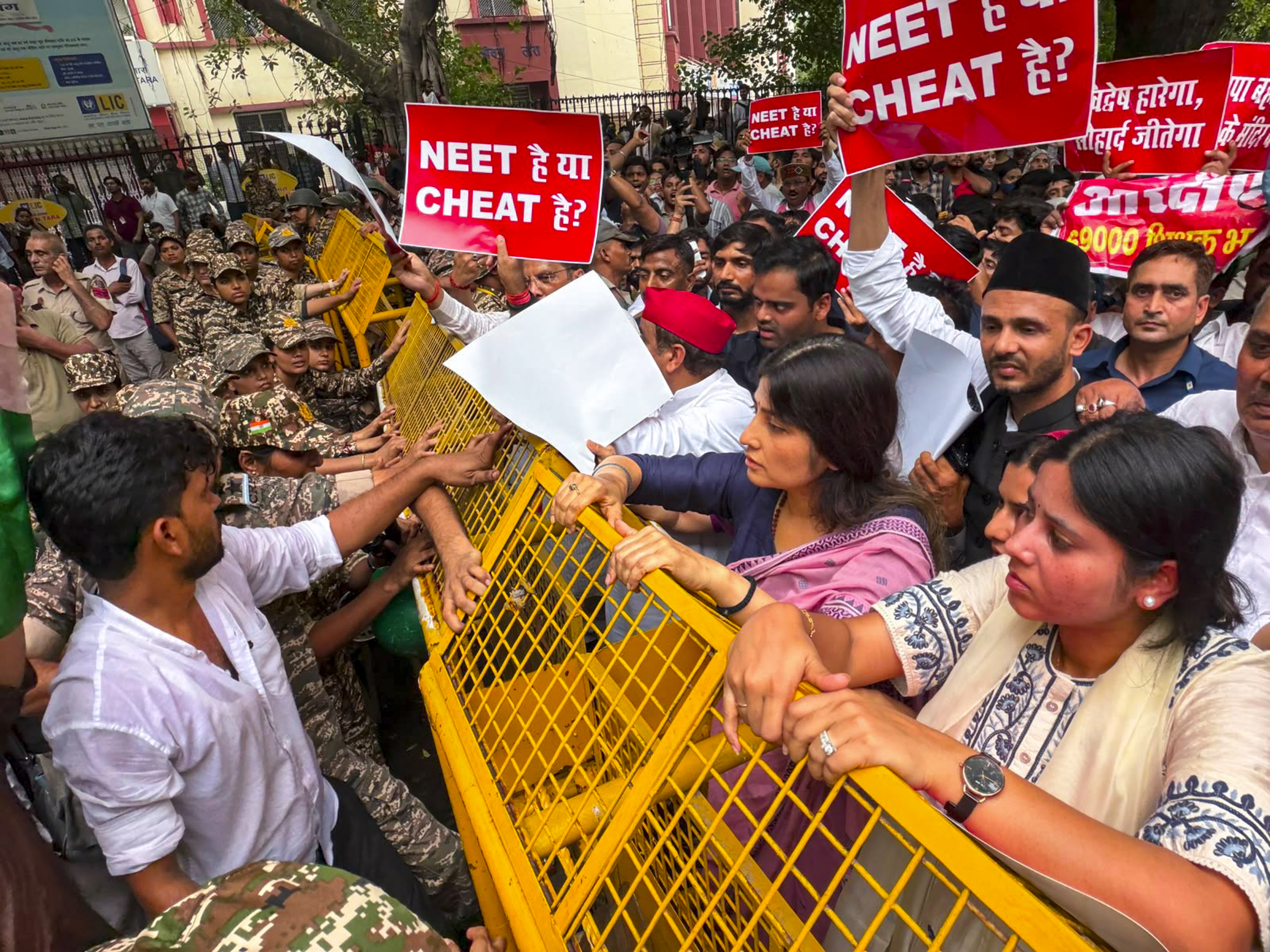 सपा सांसद डिंपल यादव, इकरा हसन, प्रिया सरोज और धर्मेंद्र यादव छात्रों के प्रदर्शन में पहुंचे।