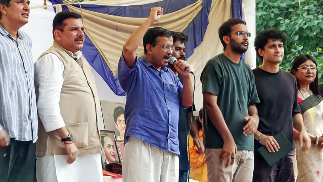 आम आदमी पार्टी चीफ अरविंद केजरीवाल जंतर-मंतर पहुंचे। उन्होंने प्रदर्शन का समर्थन किया।