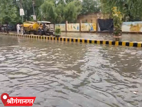 श्रीगंगानगर में बुधवार को हुई बारिश के बाद सड़कों पर आधा फीट तक पानी जमा हो गया।