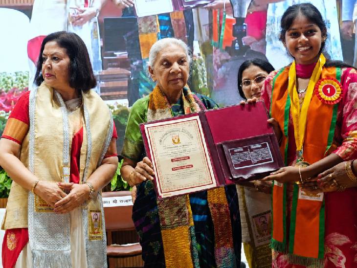 दीक्षांत में राज्यपाल ने मेधावियों को मेडल और उपाधि दी।