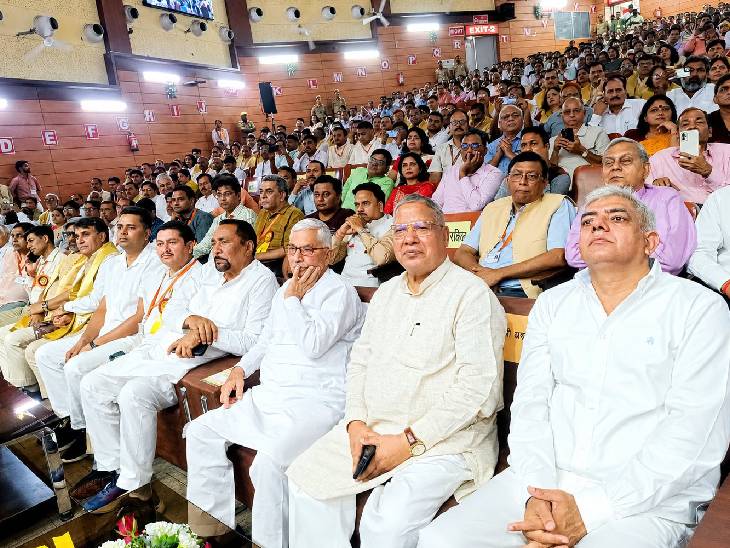 दीक्षांत समारोह में मौजूद गेस्ट और स्टूडेंट्स।