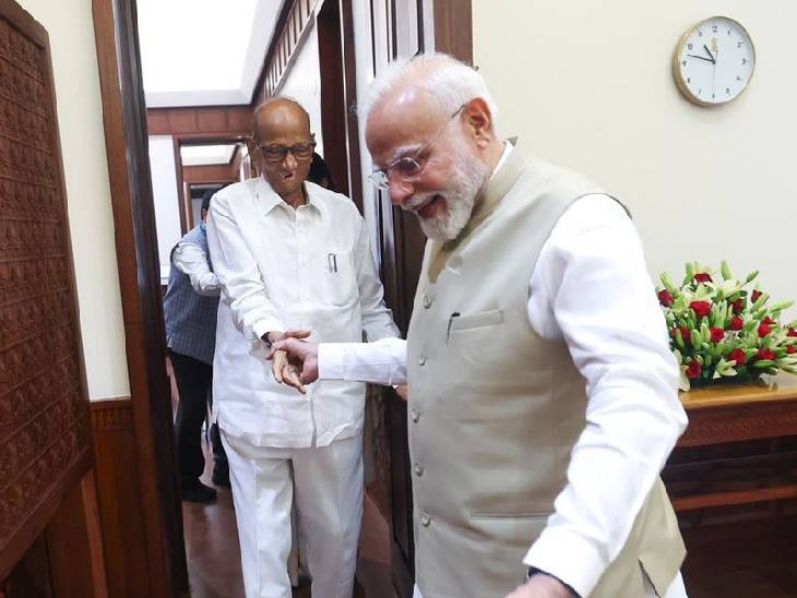 मोदी ने शरद पवार का हाथ थामा और उन्हें सहारा देकर लाए।