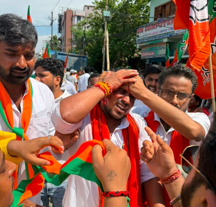 लखनऊ में कांग्रेस कार्यालय पर महिला कार्यकर्ता लाठी लेकर तैनात: भाजपा की कांग्रेस दफ्तर घेराव की कोशिश; पटना में पत्थरबाजी, जयपुर में वाटर कैनन चलाई कांग्रेस नेताओं से झड़प के बाद बीजेपी के कई कार्यकर्ता का सिर फूटा।
