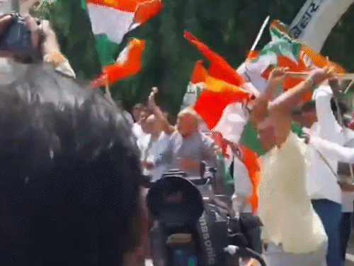 लखनऊ में कांग्रेस कार्यालय पर महिला कार्यकर्ता लाठी लेकर तैनात: भाजपा की कांग्रेस दफ्तर घेराव की कोशिश; पटना में पत्थरबाजी, जयपुर में वाटर कैनन चलाई पटना में कांग्रेस और बीजेपी नेताओं में पत्थर-डंडे चले।