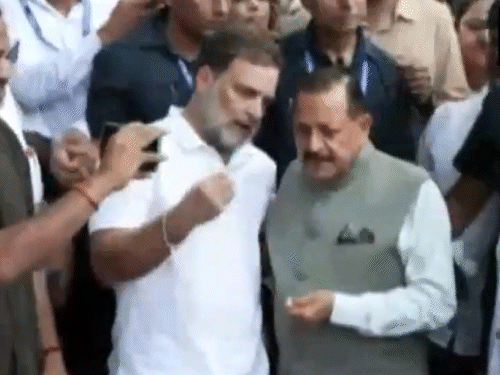 शाम करीब सवा 5 बजे केंद्रीय मंत्री जितेंद्र सिंह धरनास्थल पर पहुंचे और राहुल गांधी से बातचीत की।