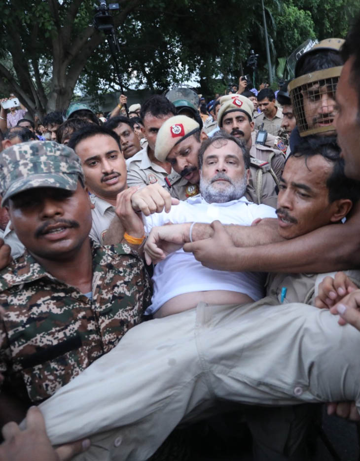 पुलिस और पैरा मिलिट्री के जवान राहुल गांधी को हाथ-पैर पकड़कर उठाकर ले गए।