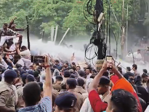 भाजपा कार्यकर्ताओं ने बैरिकेडिंग पार कर आगे बढ़ने की कोशिश की, तो पुलिस ने उन्हें रोकने के लिए वाटर कैनन का इस्तेमाल किया।