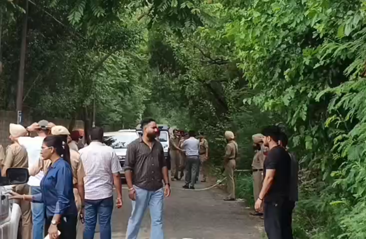 एनकाउंटर के दौरान मौके पर फोर्स मौजूद रही। बाद में पुलिस कमिश्नर सतिंदर सिंह भी वहां पहुंचे।