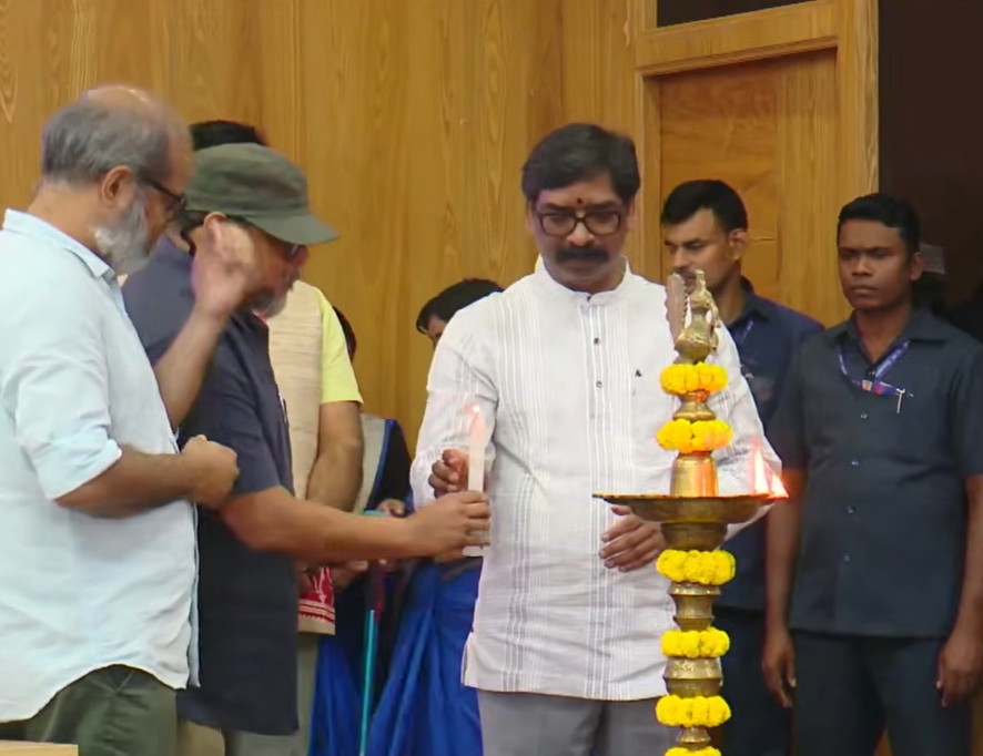 दीप प्रज्जवलित कर कार्यक्रम की शुरुआत की गई।
