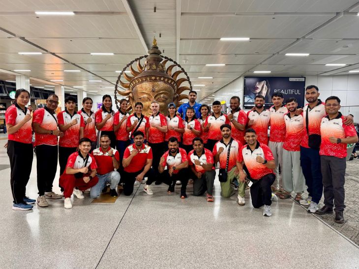 भारतीय बॉक्सिंग टीम ने मुंबई से बेलफास्ट (आयरलैंड) रवाना होने से पहले मुंबई में ग्रुप फोटो क्लिक कराई थी। (फोटो- बॉक्सिंग इंडिया) - Dainik Bhaskar