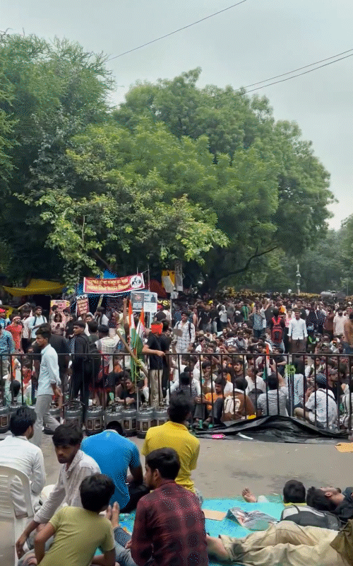 जंतर-मंतरवर बुधवारी सकाळी हजारो आंदोलक जमले आहेत. 'इंकलाब जिंदाबाद'च्या घोषणा देत आहेत.