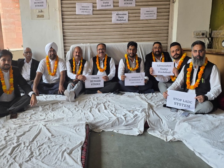 भूख हड़ताल पर बैठे वकील।